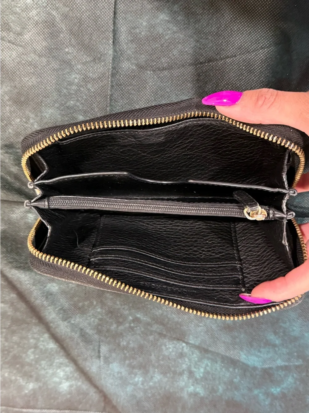 🔥Michael Kors Black Leather Zip-Around Wallet EUC🔥